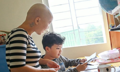 Người mẹ đơn thân cùng cậu con trai học 