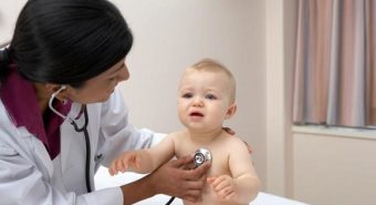 Dấu hiệu nhận biết trẻ bị bệnh viêm phổi