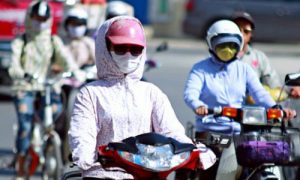 Bảo vệ da khỏi nắng nóng, khói bụi để đề phòng viêm da cơ địa