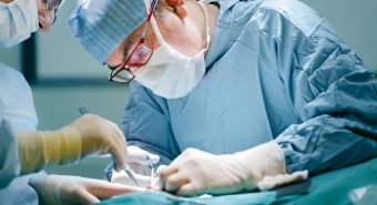 Điều trị bệnh ung thư thanh quản giai đoạn muộn như thế nào?