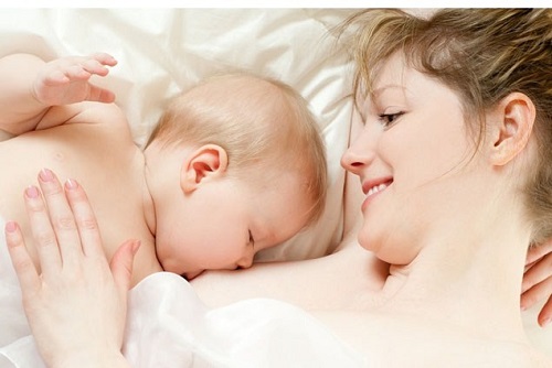 Cho con bú làm giảm nồng độ một số hormone liên quan tới ung thư