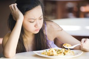 Thấy khó nuốt là một trong các dấu hiệu của ung thư tuyến tụy 