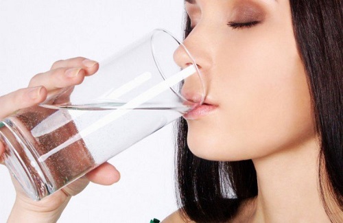 Nên uống nước ấm thay vì nước lạnh