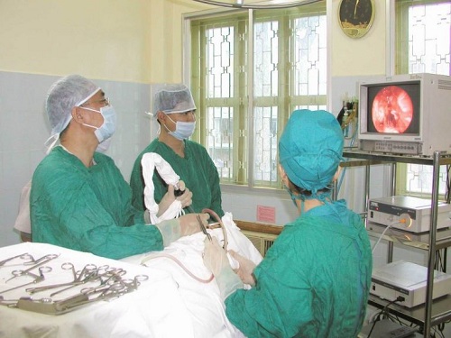 Phẫu thuật cắt bỏ amidan là phương pháp được sử dụng để điều trị bệnh