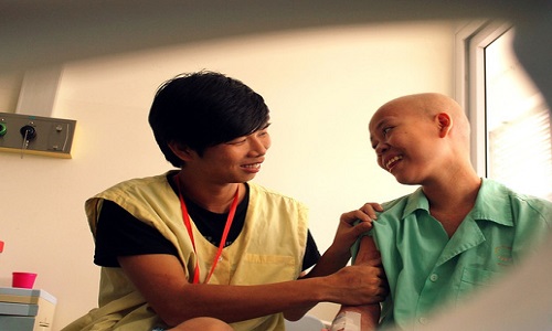 Suốt thời gian cô chống chọi với căn bệnh ung thư máu bạn trai luôn luôn bên cạnh