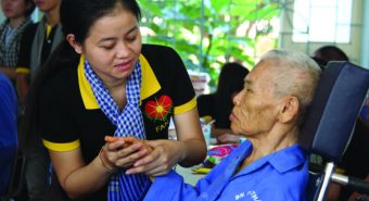 Người phụ nữ mắc ung thư mang trên mình nhiệt huyết thiện nguyện