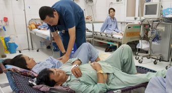 Bệnh viện quá tải, bệnh nhân sốt xuất huyết phải nằm giường gấp