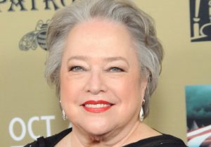 Kathy Bates tự hào về bộ ngực "phẳng lỳ" của mình