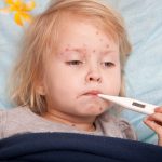 Triệu chứng sốt xuất huyết ở trẻ mà mẹ nào cũng cần biết